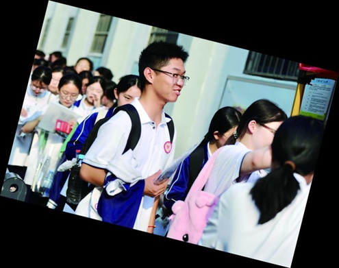 6月14日,在山东省济南第十一中学考点,考生们在送考老师和家长的鼓励中有序入场 本专题摄影 山东商报·速豹新闻网记者 赵天羿